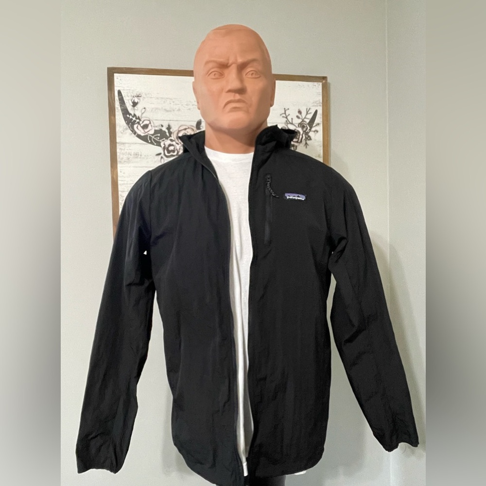 Patagonia men’s black windbreaker